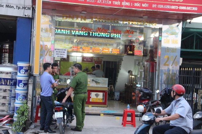 Vụ 2 thanh niên nghi nổ súng cướp tiệm vàng ở Sài Gòn: Hành động trong chưa đầy 1 phút - Ảnh 1.