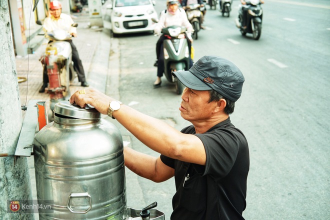 Chuyện dây xích quấn quanh những bình nước miễn phí: Sài Gòn dễ thương, nhưng muốn thương phải chịu khó! - Ảnh 6.