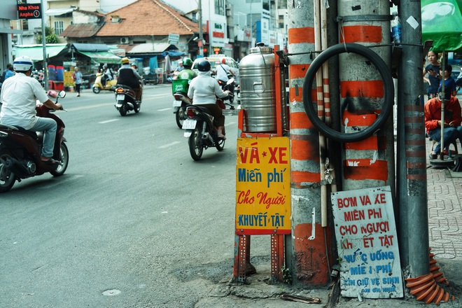 Chuyện dây xích quấn quanh những bình nước miễn phí: Sài Gòn dễ thương, nhưng muốn thương phải chịu khó! - Ảnh 3.