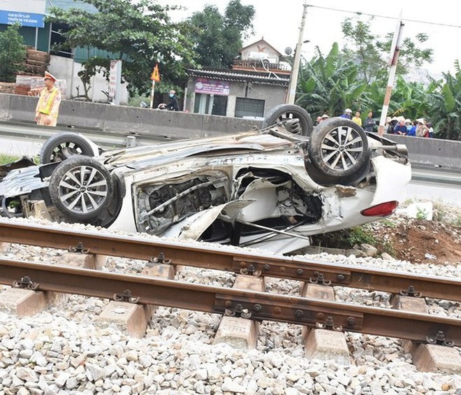 Tàu hỏa tông ô tô lật ngửa, nữ tài xế trẻ tử vong tại chỗ - Ảnh 2.