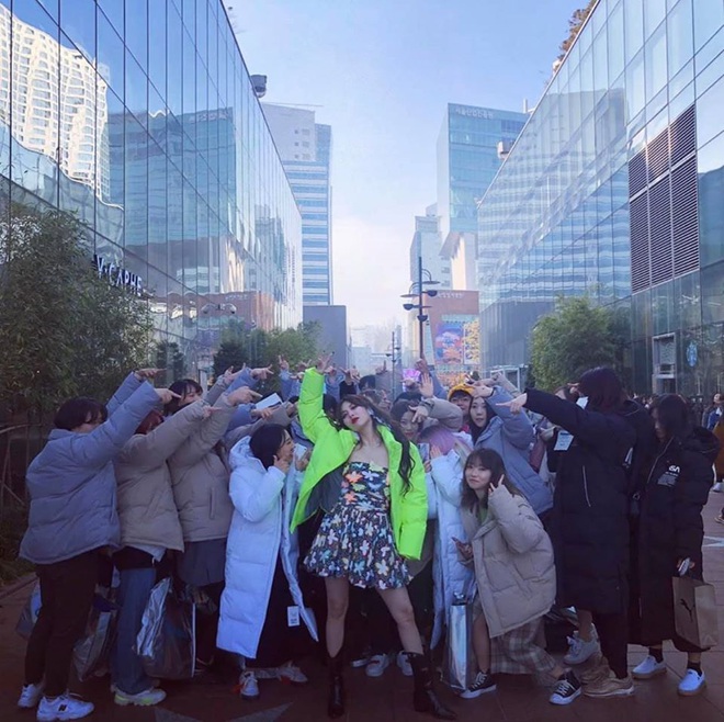 Thấy HyunA tặng fan quà đắt tiền, hàng chục người trà trộn để trục lợi và cái kết bị P Nation cho “ra chuồng gà” chơi cùng nhau - Ảnh 4.