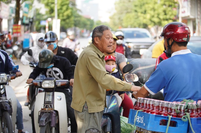 Hà Nội: Nam thanh niên nghi ngáo đá, cố thủ 6 tiếng trên nóc nhà, tự cầm dao chặt ngón tay - Ảnh 4.