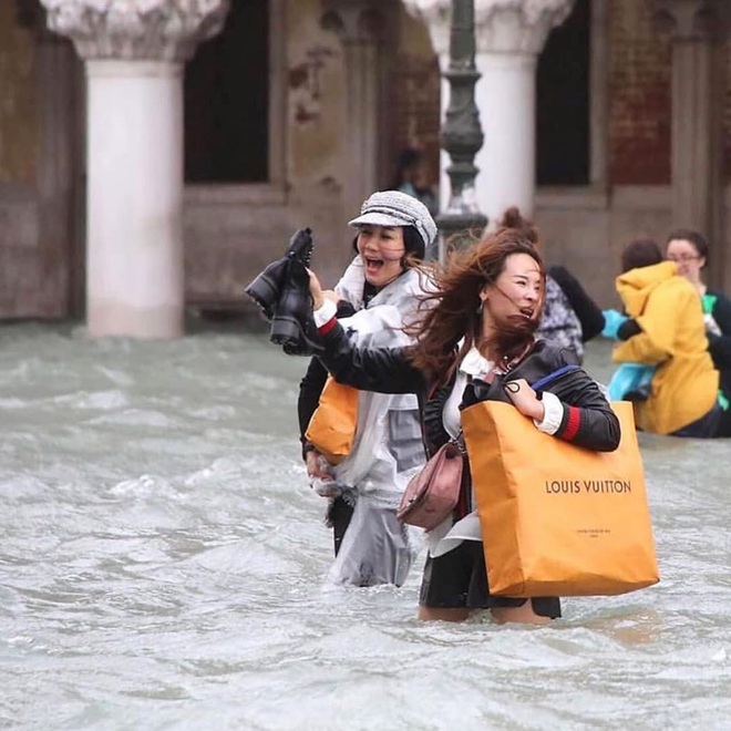 “Đen hơn cả anh Vâu” chính là khách du lịch ở Venice hiện tại: Mặc cho “xung quanh toàn là nước” vẫn ngậm ngùi lội bì bõm check-in! - Ảnh 15.