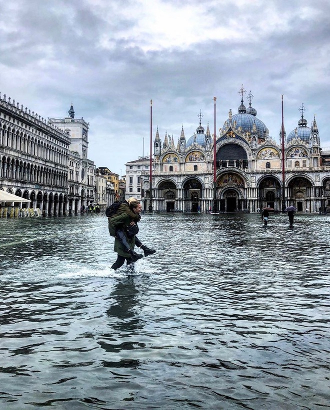 “Đen hơn cả anh Vâu” chính là khách du lịch ở Venice hiện tại: Mặc cho “xung quanh toàn là nước” vẫn ngậm ngùi lội bì bõm check-in! - Ảnh 4.