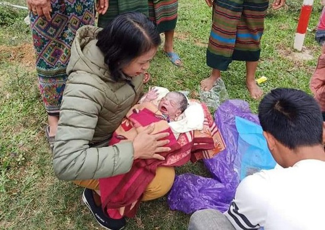 Hi hữu: Cô giáo trở thành bà đỡ giúp nữ sản phụ chuyển dạ bên đường sinh con - Ảnh 1.