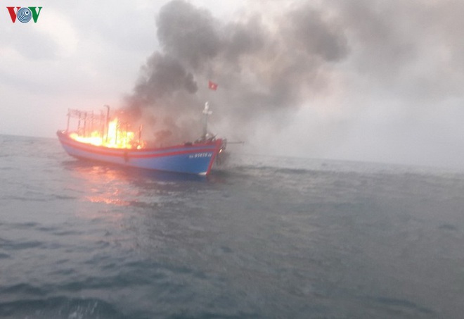 Tàu cá bốc cháy trên biển Quảng Trị, 7 ngư dân được cứu sống ​ - Ảnh 1.