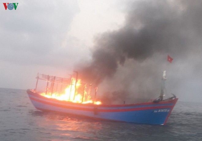 Tàu cá bốc cháy trên biển Quảng Trị, 7 ngư dân được cứu sống ​ - Ảnh 2.