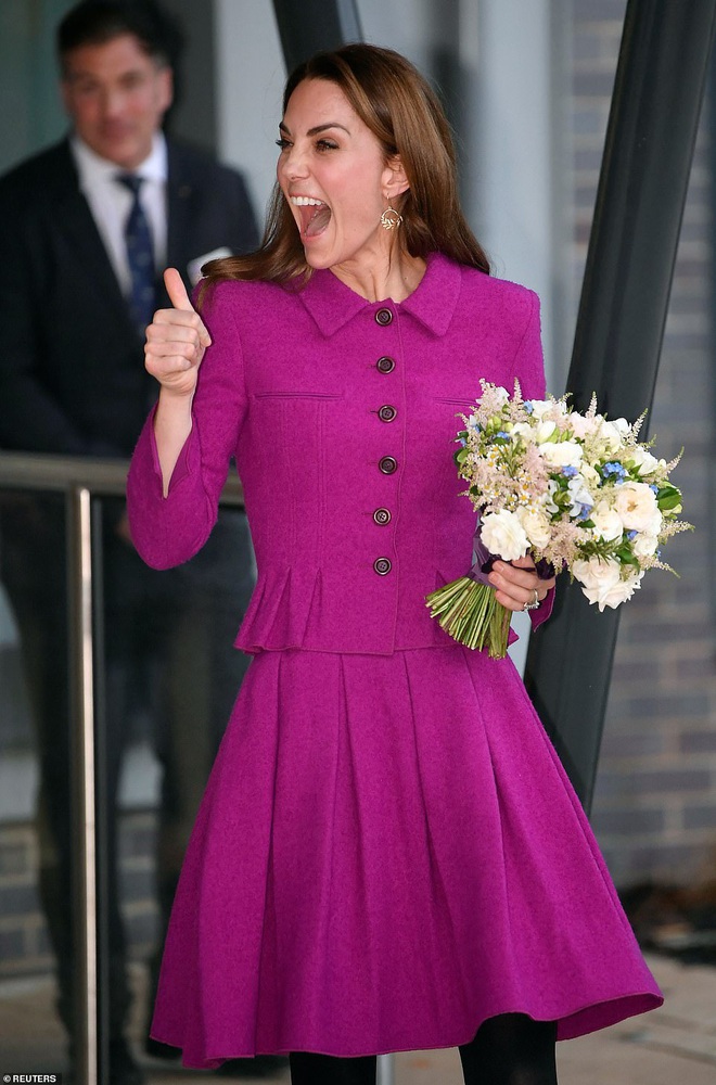 Diện đồ tím chuẩn trend, Công nương Kate lại khiến dân tình nhớ đến hình ảnh của mẹ chồng Diana - Ảnh 4.
