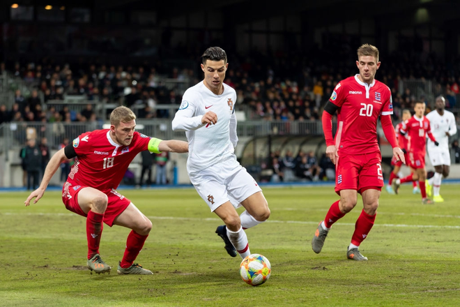 Ronaldo ghi bàn thắng dễ bậc nhất trong sự nghiệp, Bồ Đào Nha chính thức có vé đến thẳng Euro 2020 - Ảnh 2.