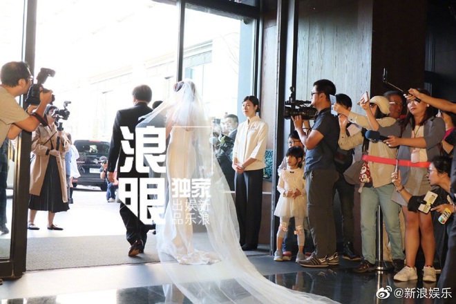 Đám cưới hot nhất Cbiz hôm nay: Siêu mẫu Lâm Chí Linh liên tục khóc, hôn nồng nhiệt chồng Nhật kém 7 tuổi - Ảnh 5.