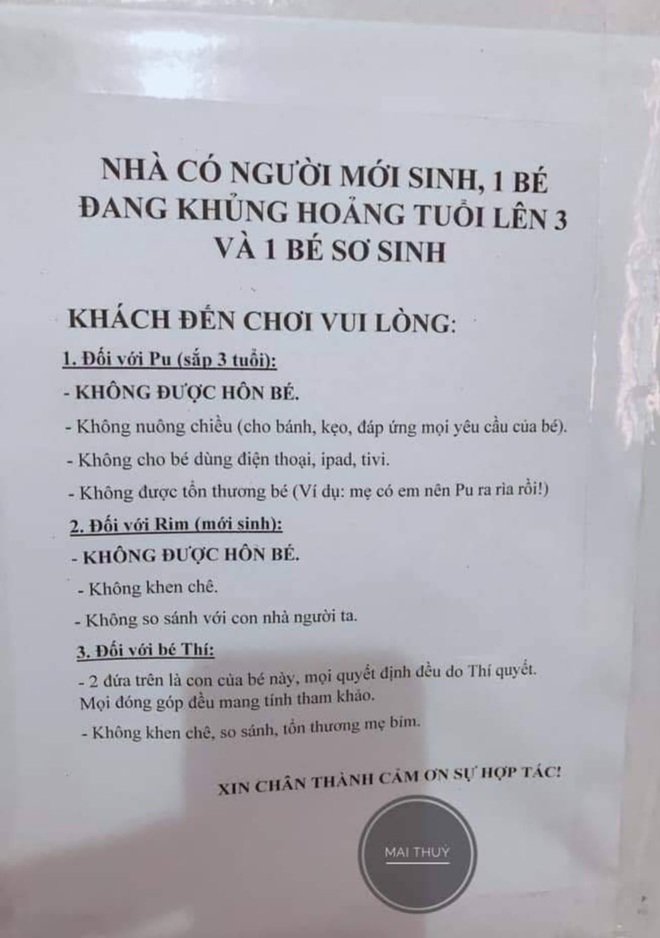 Tờ giấy quy định khi đến nhà của gia đình có 3 trẻ nhỏ làm bùng nổ tranh cãi: Không khen chê, không tổn thương bé?! - Ảnh 1.