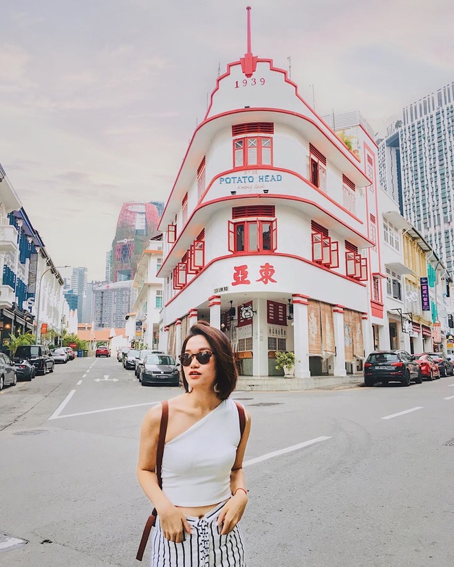 Ngày đầu hưởng tuần trăng mật, Đông Nhi và Ông Cao Thắng check-in “Tiệm Khoai Tây” siêu hot lúc nào cũng đông nghẹt khách ở Singapore - Ảnh 24.