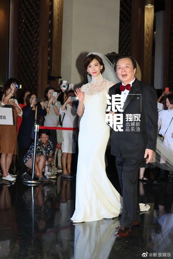 Đám cưới Lâm Chí Linh: Cận cảnh chiếc váy cưới phủ ngọc trai của cô dâu 45 tuổi - Ảnh 1.