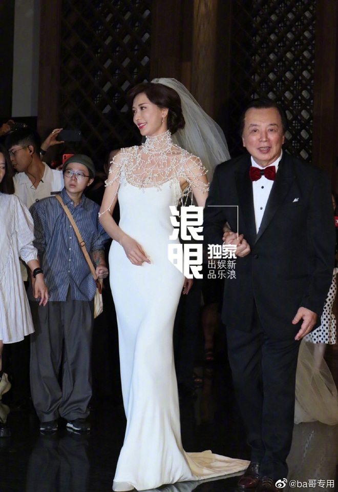 Đám cưới Lâm Chí Linh: Cận cảnh chiếc váy cưới phủ ngọc trai của cô dâu 45 tuổi - Ảnh 2.