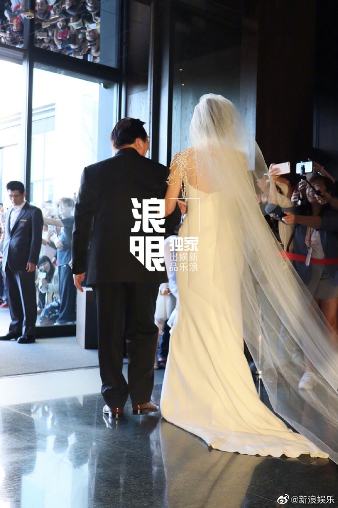 Đám cưới Lâm Chí Linh: Cận cảnh chiếc váy cưới phủ ngọc trai của cô dâu 45 tuổi - Ảnh 3.