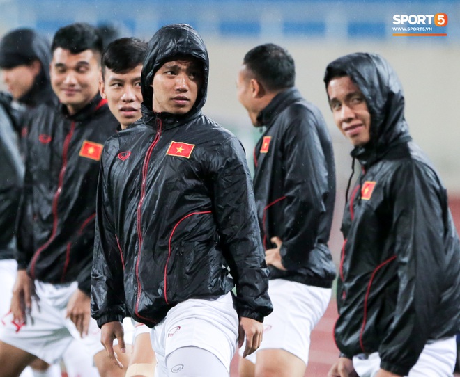 Tuyển thủ Việt Nam lộ cử chỉ tình cảm khi trời Hà Nội chuyển mưa rét ngay trước trận gặp Thái Lan - Ảnh 1.