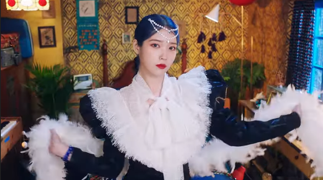 IU mang t&#226;m hồn &quot;chị Nguyệt&quot; thay cả chục outfit trong MV &quot;độc th&#226;n vui t&#237;nh&quot;, kh&#244;ng ph&#225; kỉ lục b&#224;i trước nhưng so&#225;n ng&#244;i cựu &quot;g&#224;&quot; JYP v&#224; MAMAMOO - Ảnh 2.