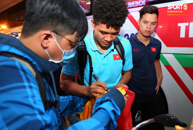 Thủ môn quốc dân Bùi Tiến Dũng tươi như hoa, Đức Chinh nhận quà đặc biệt từ fan ngày U22 Việt Nam vào TP.HCM chuẩn bị cho SEA Games 30 - Ảnh 9.