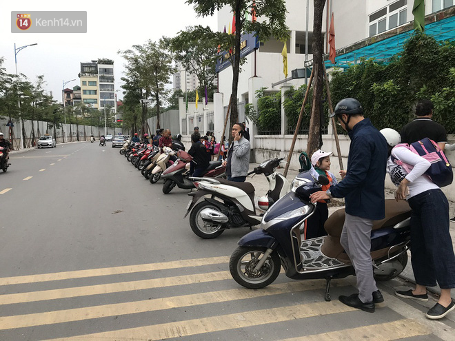 Không còn cảnh chen lấn xô đẩy, phụ huynh ở Hà Nội xếp hàng đón con một cách ngăn nắp đáng kinh ngạc - Ảnh 11.