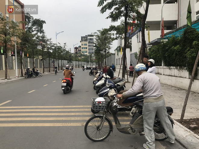 Không còn cảnh chen lấn xô đẩy, phụ huynh ở Hà Nội xếp hàng đón con một cách ngăn nắp đáng kinh ngạc - Ảnh 9.