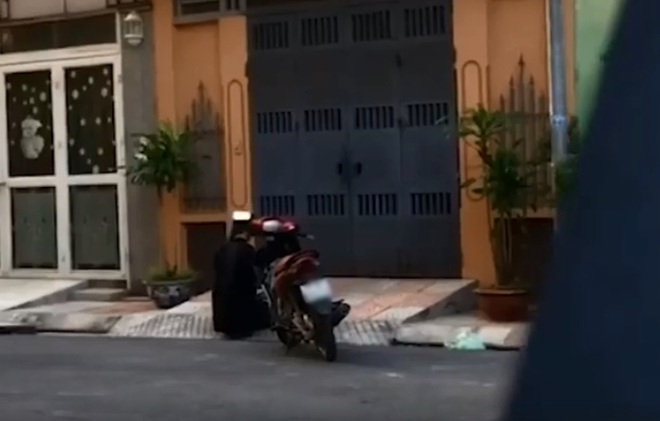 X&ocirc;n xao clip nam thanh ni&ecirc;n cầm hoa quỳ gối trước cửa nh&agrave; crush, nghi do tỏ t&igrave;nh nhưng... thất bại - Ảnh 2.