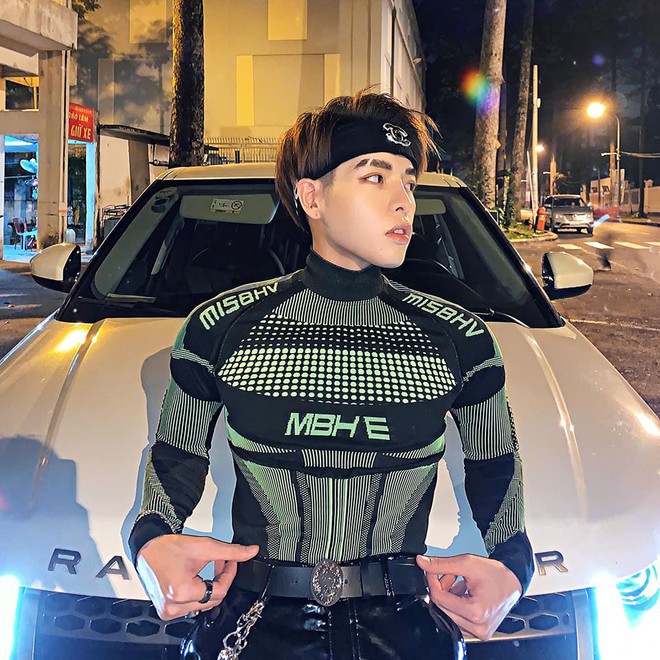 Đức Ph&uacute;c tiếp nối style si&ecirc;u nh&acirc;n của Quỳnh Anh Shyn, ai nh&igrave;n v&agrave;o cũng h&igrave;nh dung ngay body 6 m&uacute;i cực manly! - Ảnh 2.