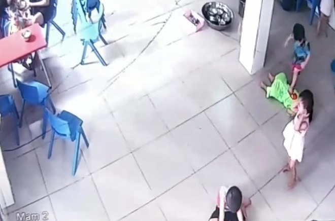Sốc: B&eacute; trai 17 th&aacute;ng tuổi bị bạn c&ugrave;ng lớp giẫm l&ecirc;n người - Ảnh 2.