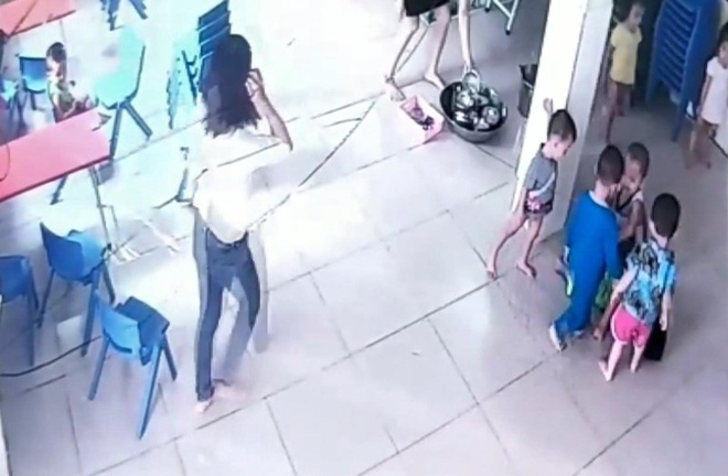 Sốc: B&eacute; trai 17 th&aacute;ng tuổi bị bạn c&ugrave;ng lớp giẫm l&ecirc;n người - Ảnh 3.