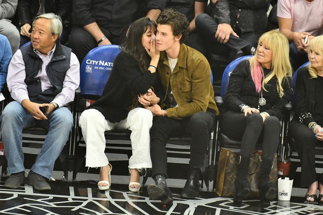 Shawn Mendes và Camila Cabello tiếp tục công khai ôm hôn quấn quít nơi công cộng, nhiều người phẫn nộ:Làm cái gì giữa đường vậy trời? - Ảnh 5.