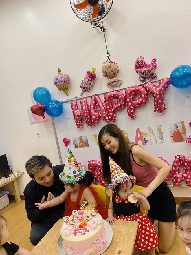 Hoài Lâm tổ chức sinh nhật cho con gái tròn 2 tuổi, cả gia đình 4 thành viên lần đầu đứng chung một khung hình - Ảnh 1.