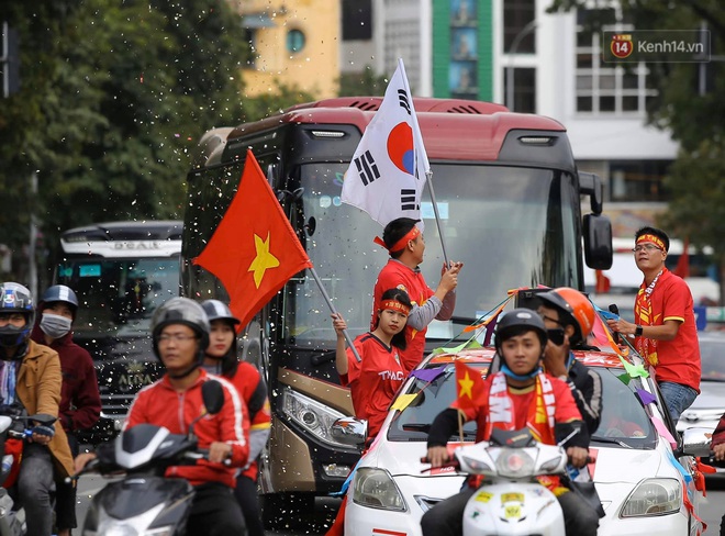 Ảnh: Cổ động viên Việt Nam nhuộm đỏ phố phường Hà Nội trước trận đấu với đội tuyển Thái Lan - Ảnh 6.