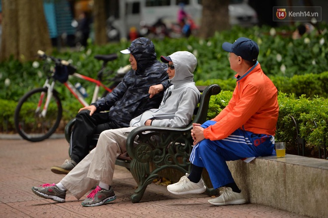 Chùm ảnh: Người Hà Nội khoác áo ấm, co ro trong đợt rét nhất từ đầu đông - Ảnh 1. Chùm ảnh: Người Hà Nội khoác áo ấm, co ro trong đợt rét nhất từ đầu đông - Ảnh 1.