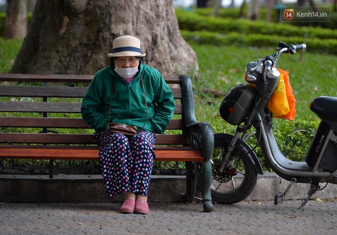 Chùm ảnh: Người Hà Nội khoác áo ấm, co ro trong đợt rét nhất từ đầu đông - Ảnh 1. Chùm ảnh: Người Hà Nội khoác áo ấm, co ro trong đợt rét nhất từ đầu đông - Ảnh 1.