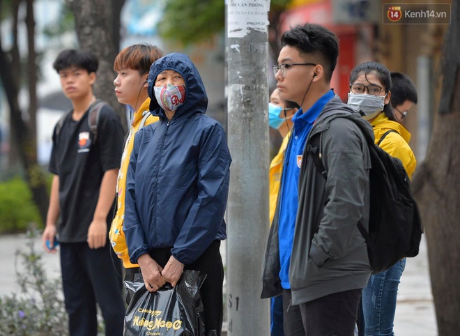 Chùm ảnh: Người Hà Nội khoác áo ấm, co ro trong đợt rét nhất từ đầu đông - Ảnh 7. Chùm ảnh: Người Hà Nội khoác áo ấm, co ro trong đợt rét nhất từ đầu đông - Ảnh 7.
