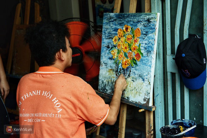 Lớp hội họa không thanh âm, không học phí ở Sài Gòn: Dạy nghề dạy cả cách sẻ chia với đời - Ảnh 4.