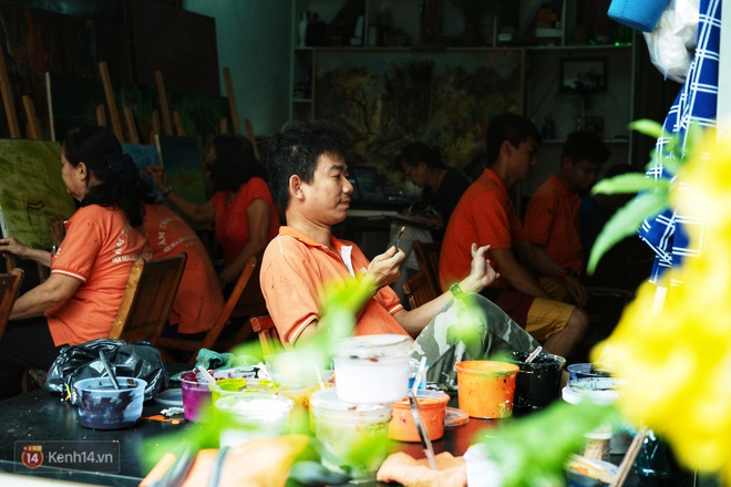 Lớp hội họa không thanh âm, không học phí ở Sài Gòn: Dạy nghề dạy cả cách sẻ chia với đời - Ảnh 8.