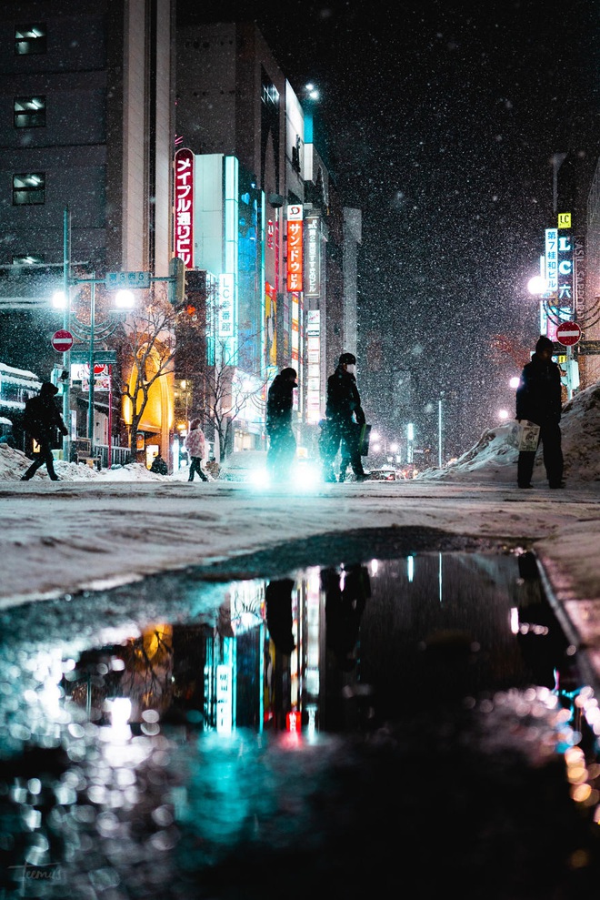 Phong cách ảnh cyberpunk trên đường phố Nhật Bản về đêm.