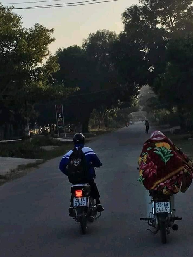 Thời tiết quá lạnh, học trò thi nhau quấn chăn đi học, đúng kiểu mùa đông là quá lạnh để xa... chăn - Ảnh 1.