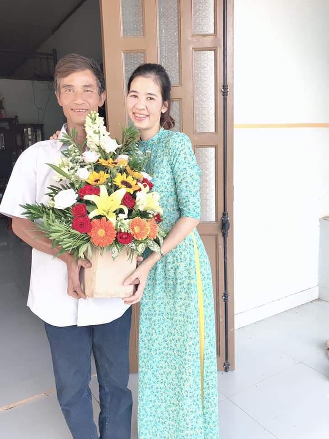 Thương con gái làm giáo viên dạy vùng sâu vùng xa, ông bố tự tay mua hoa viết dòng chữ chúc mừng 20/11 khiến nhiều người xúc động - Ảnh 2.