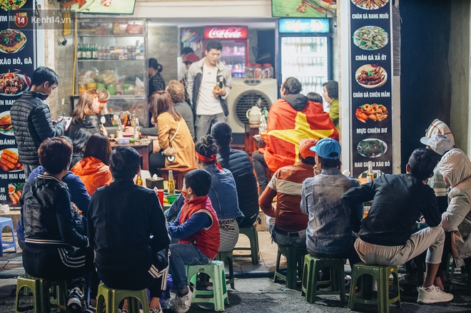 Người hâm mộ Hà Nội mang đầu lân sư tử xuống đường sau màn thể hiện kiên cường của đội tuyển Việt Nam trước Thái Lan - Ảnh 1.