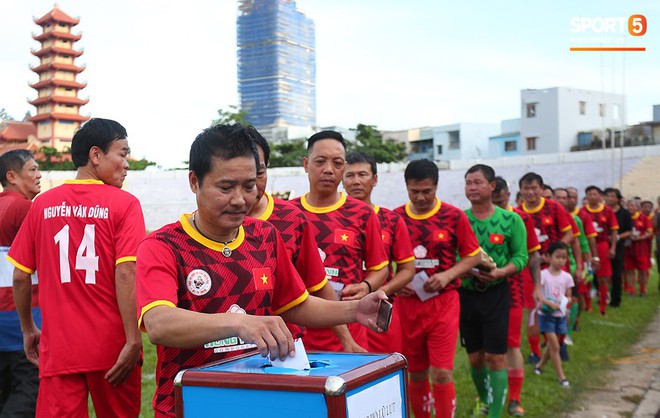Ngắm Hồng Sơn, Huỳnh Đức biểu diễn, sống lại những k&yacute; ức đẹp c&ugrave;ng thế hệ v&agrave;ng b&oacute;ng đ&aacute; Việt Nam - Ảnh 4.