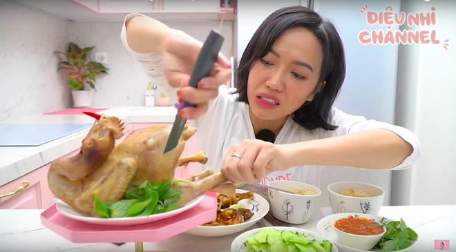 Diệu Nhi là nghệ sĩ Vbiz đầu tiên có series mukbang trên Youtube: ăn khoẻ bất ngờ, độ “lầy lội” thì khỏi bàn! - Ảnh 17.