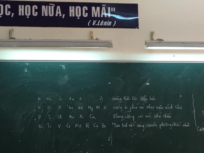 Đến tiết học Hóa nhưng thầy lại viết thơ bắt học trò phân tích, tưởng thầy nhầm ai ngờ đây là mẹo khiến học trò nhớ dai - Ảnh 1.