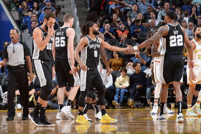 NBA 19-20: Thảm bại trước San Antonio Spurs, Golden State Warriors tiếp tục chìm sâu dưới đáy BXH - Ảnh 2.