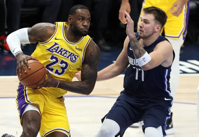 NBA 19-20: Cú Triple-double của Luka Doncic bị lu mờ bởi LeBron James, Dallas Mavericks cay đắng thua Los Angeles Lakers trên sân nhà - Ảnh 2.