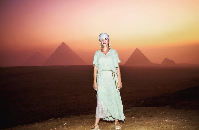 Tình bể bình như Katy Perry và tài tử Orlando: Tổ chức sinh nhật ở Ai Cập, chụp hình sương sương mà như quay MV - Ảnh 2.