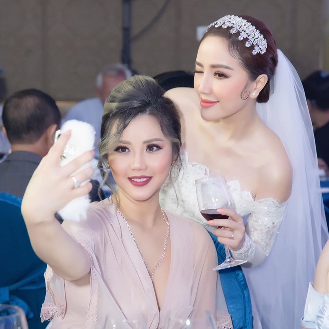 Bảo Thy: Đừng bỏ lỡ hình ảnh của ca sĩ Bảo Thy, một trong những nữ nghệ sĩ hàng đầu của làng nhạc Việt. Với giọng hát ngọt ngào và gương mặt xinh đẹp, Bảo Thy là một trong những biểu tượng của làn sóng âm nhạc hiện đại Việt Nam.