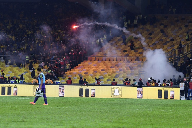 CĐV Malaysia v&agrave; Indonesia g&acirc;y bạo loạn ở v&ograve;ng loại World Cup 2022: N&eacute;m ph&aacute;o s&aacute;ng v&agrave; bom kh&oacute;i v&agrave;o nhau, một người bị đ&acirc;m trọng thương - Ảnh 2.