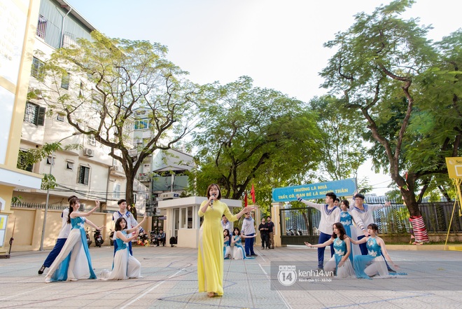 Hàng trăm học sinh bí mật tập văn nghệ gần tháng trời dành tặng món quà bất ngờ cho thầy cô ngày 20/11 - Ảnh 5.