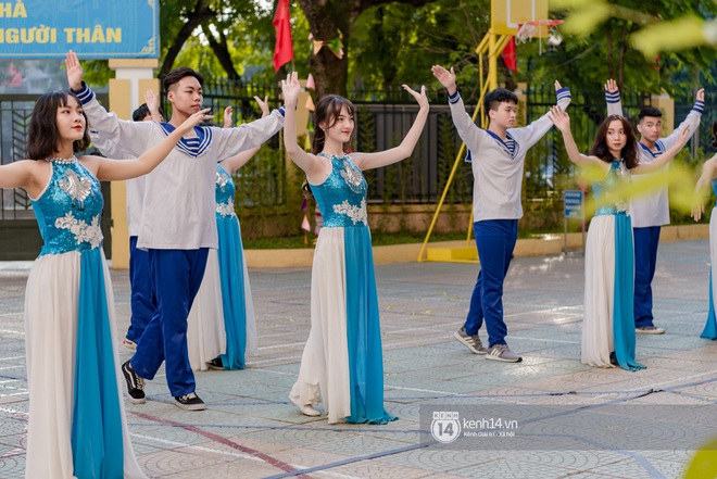 Hàng trăm học sinh bí mật tập văn nghệ gần tháng trời dành tặng món quà bất ngờ cho thầy cô ngày 20/11 - Ảnh 6.